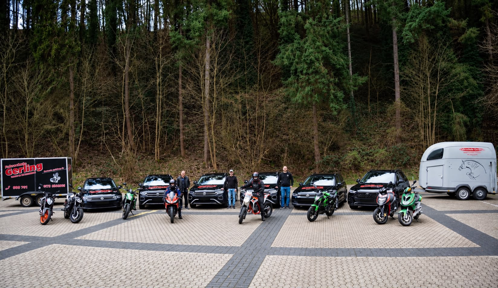 Das gesamte Team und der Fuhrpark der Fahrschule Gerling